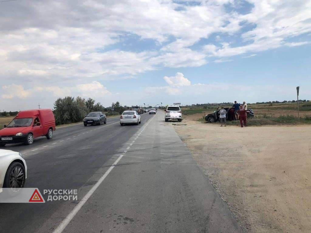 В Крыму произошло ДТП с участием Toyota Camry и Lexus LX570