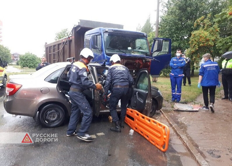 В Пскове в ДТП с участием грузовика и легкового автомобиля погиб человек