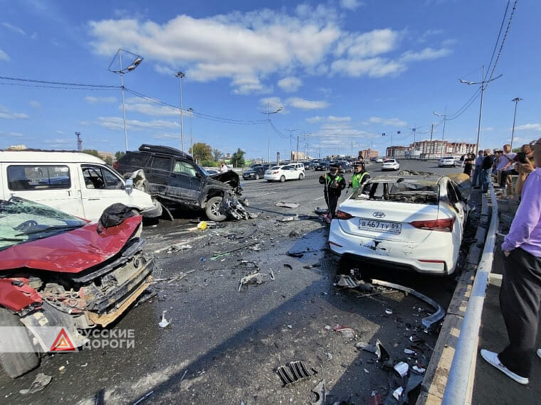 Шестеро пострадали в массовой аварии на мосту в Тюмени