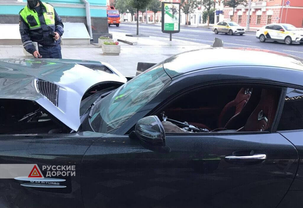 Спорткар на скорости 200 км/ч попал в ДТП в Москве