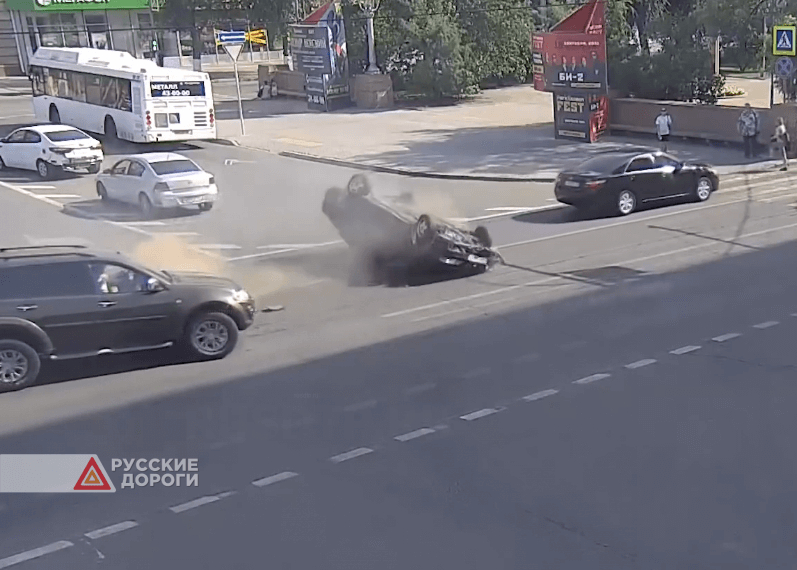 В Волгограде водитель без прав врезался во внедорожник и опрокинулся