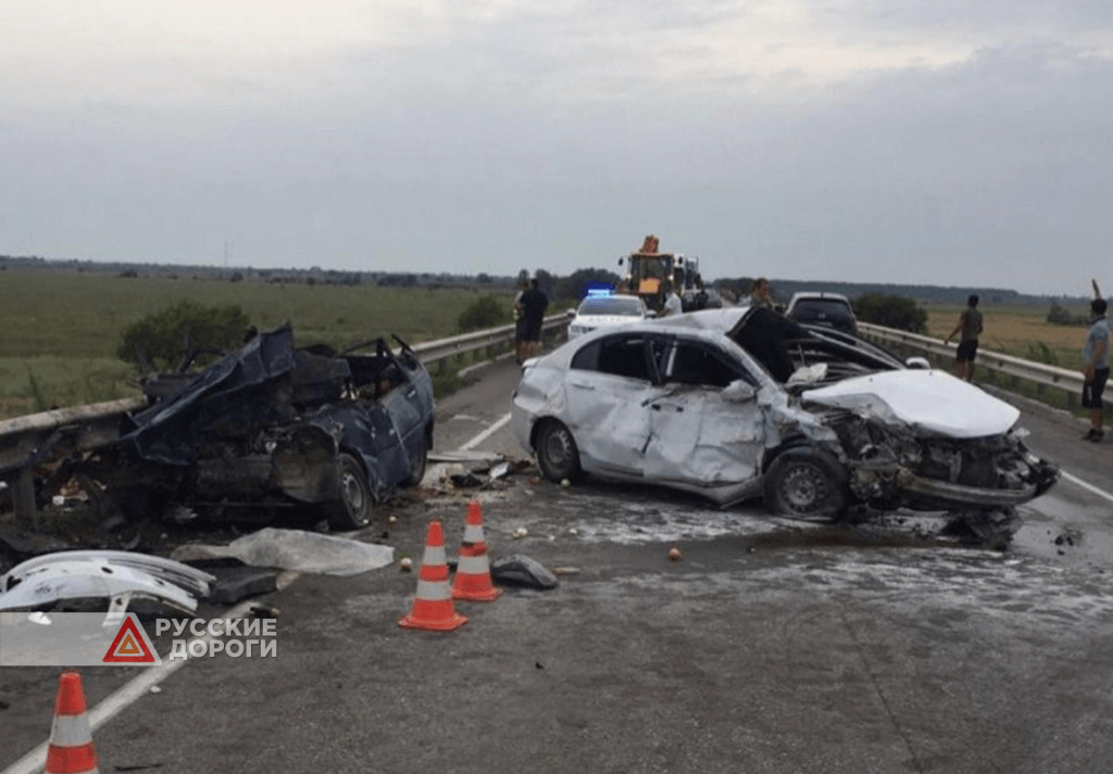 Оба водителя погибли в лобовом столкновении автомобилей в Ростовской области