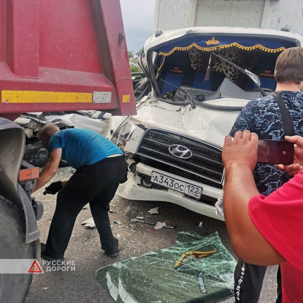 Грузовик врезался в несколько автомобилей в Бийске