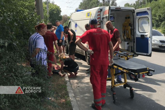 В Славянске легковой автомобиль сбил выбежавшую на дорогу девочку