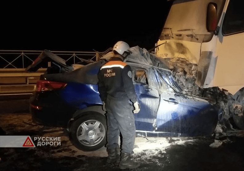 Kia Rio лоб в лоб столкнулся с фурой в Псковской области