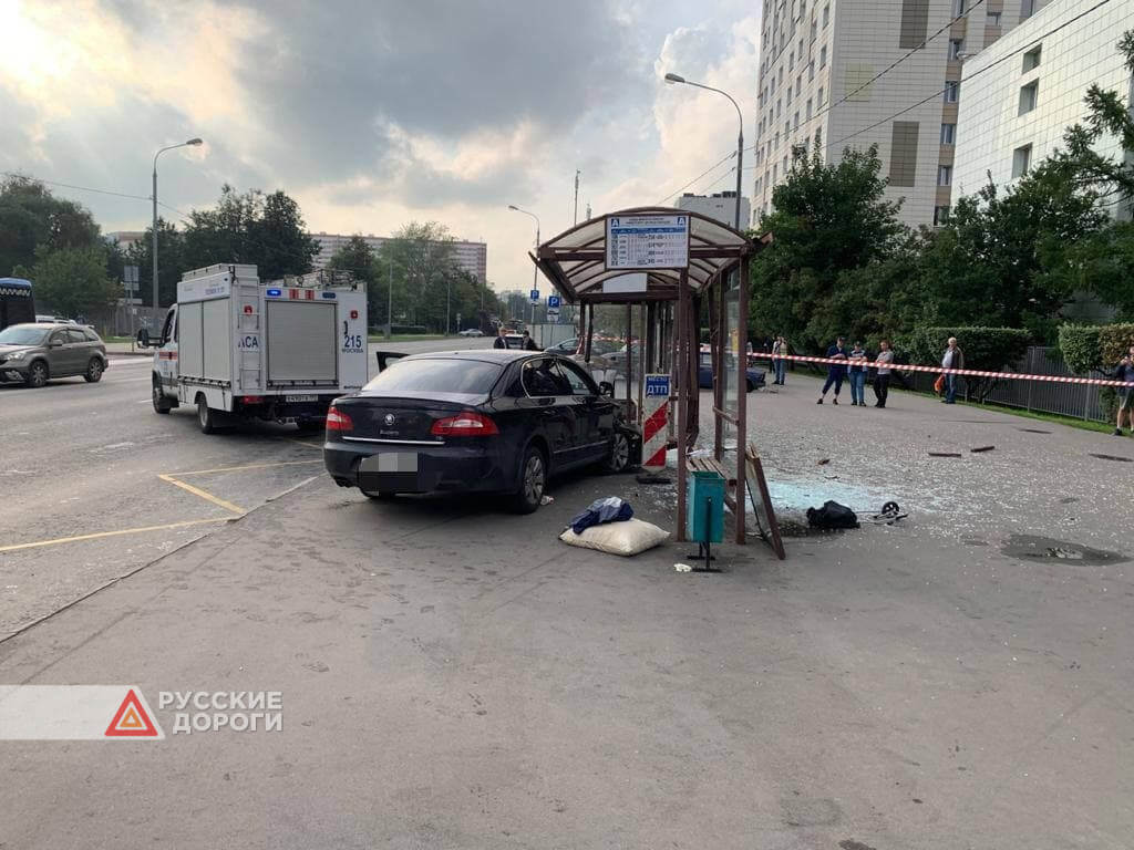 Пьяный водитель врезался в остановку на улице Миклухо-Маклая в Москве
