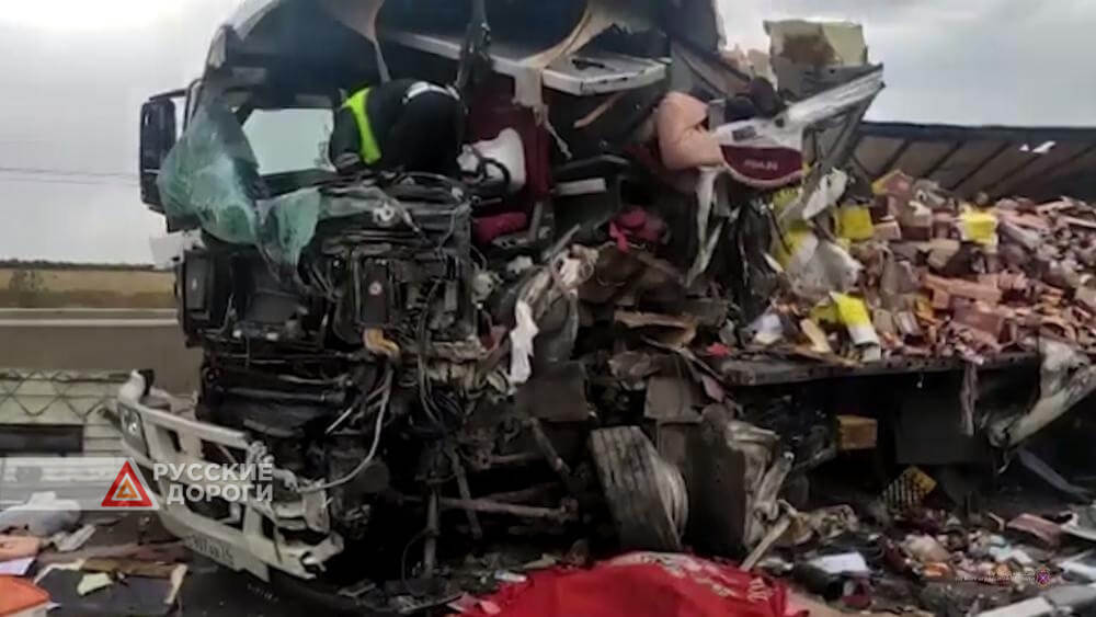 Оба водителя погибли в лобовом столкновении большегрузов