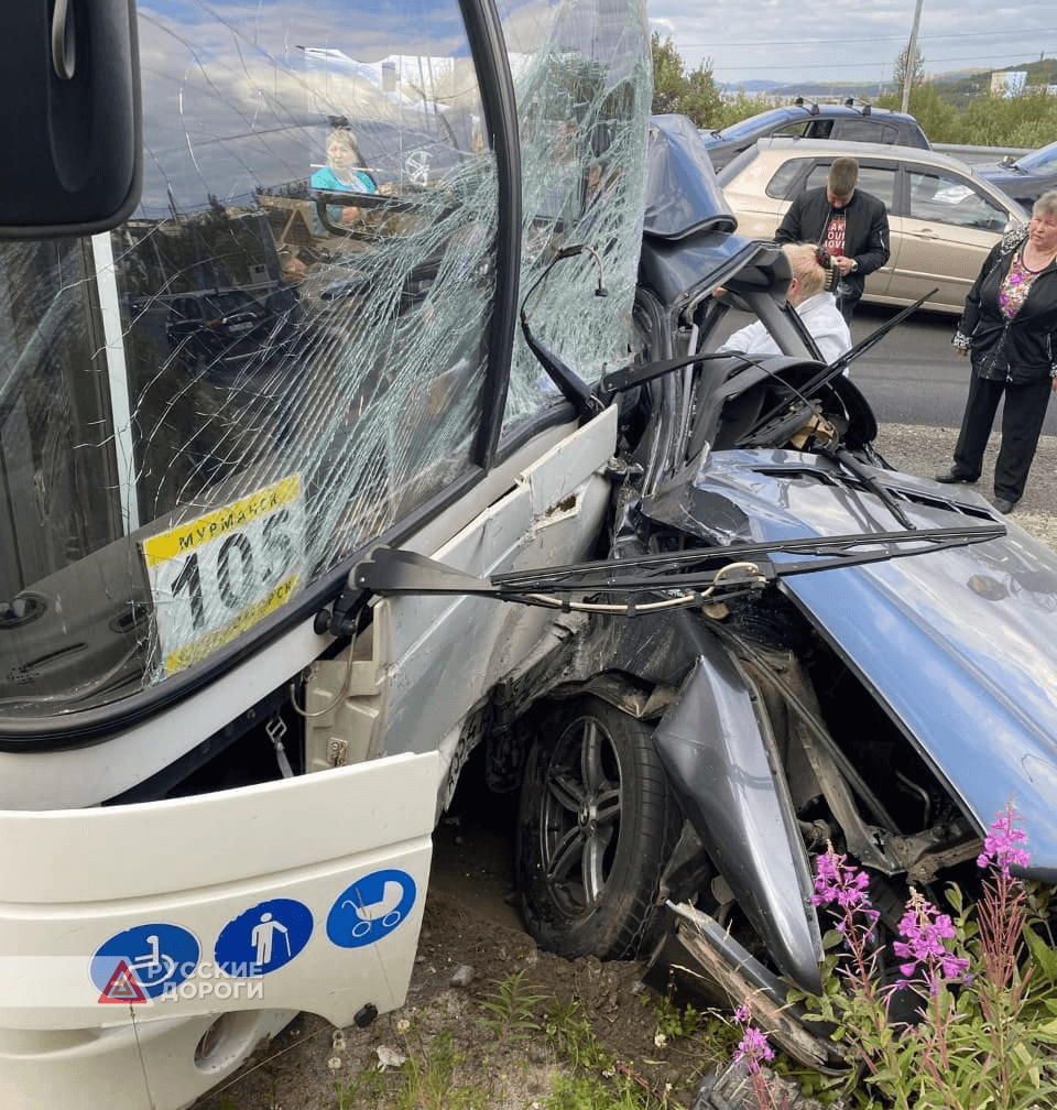 BMW столкнулся с автобусом на трассе Североморск – Мурманск