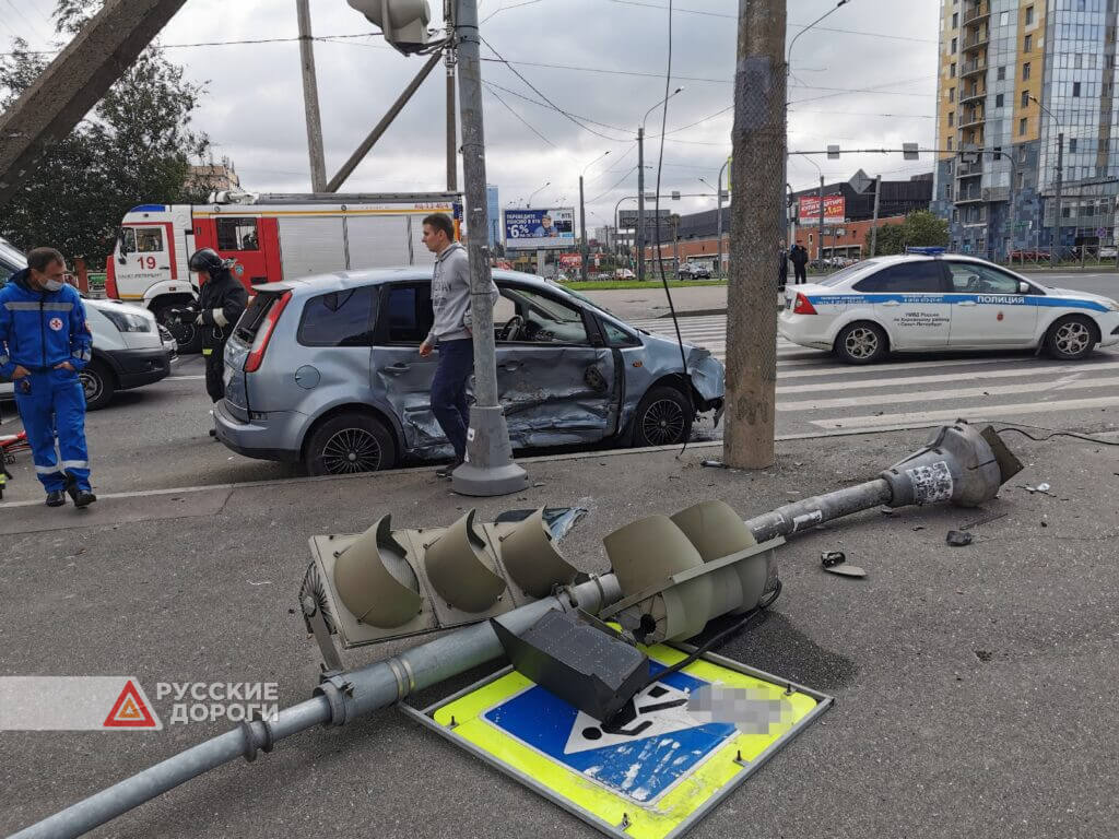В Петербурге автомобиль перевернулся и влетел в толпу пешеходов