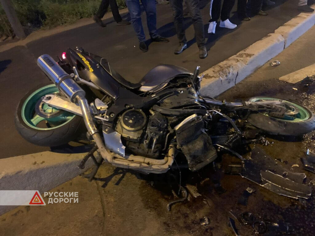 Мотоциклист погиб в ДТП на Октябрьской набережной в Петербурге