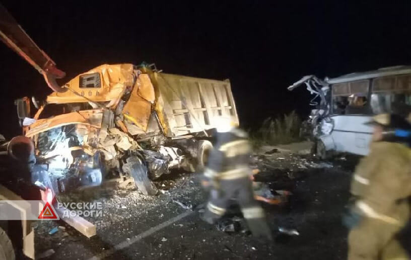 Автобус и грузовик лоб в лоб столкнулись в Калужской области
