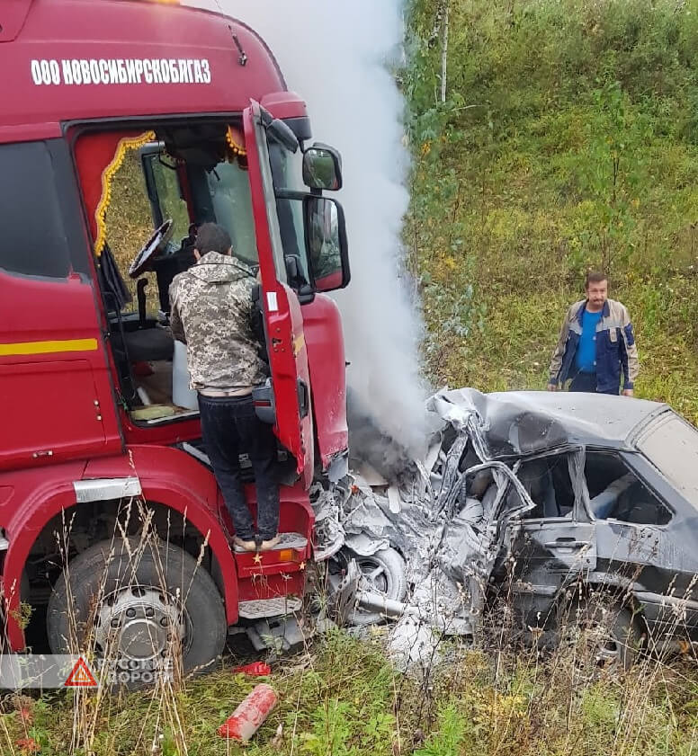 Scania и ВАЗ-2114 столкнулись в Томской области. Двое погибли