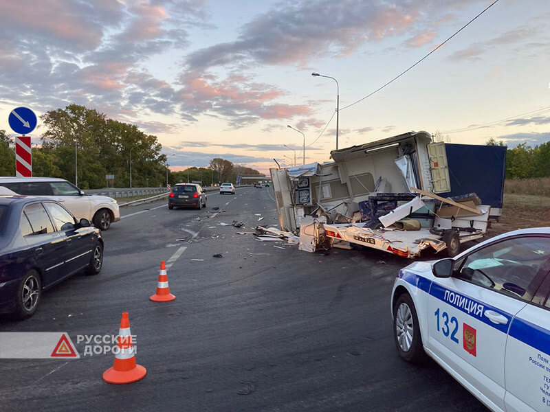 Mitsubishi Lancer врезался в прицеп-автодом под Челябинском