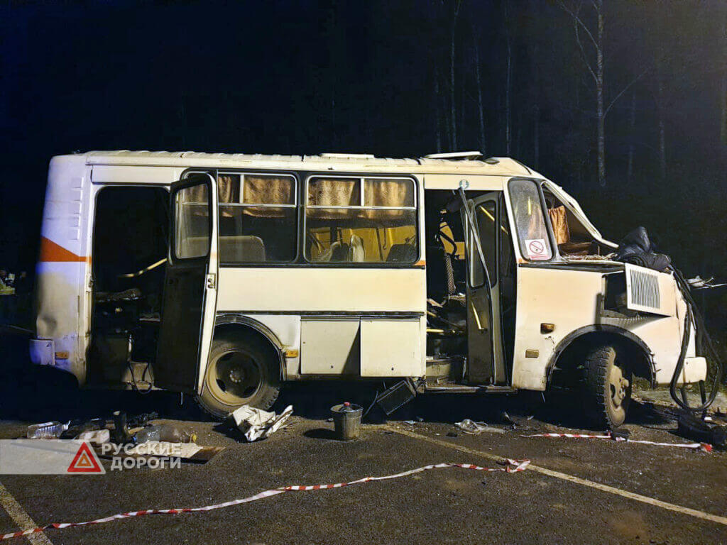 Автобус и грузовик лоб в лоб столкнулись в Калужской области