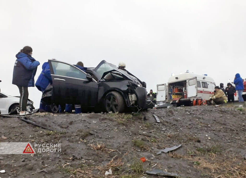 Легковой автомобиль и микроавтобус столкнулись на трассе «Каспий»