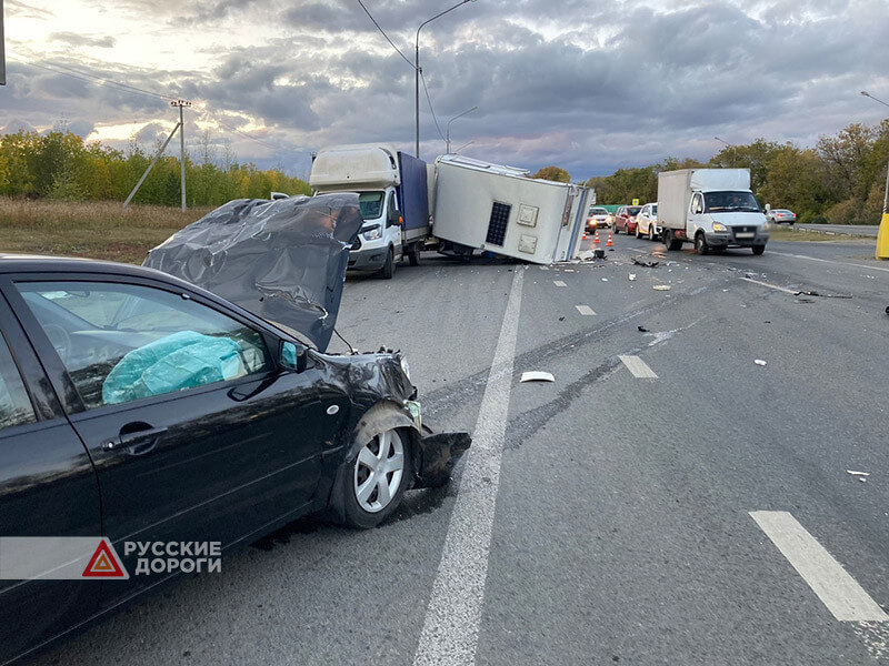 Mitsubishi Lancer врезался в прицеп-автодом под Челябинском