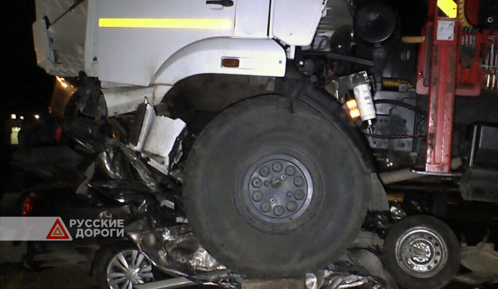 Datsun on-DO лоб в лоб столкнулся с грузовиком на трассе М-5