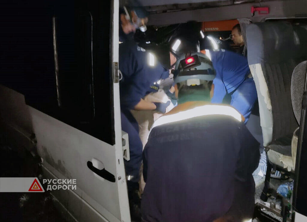 В Ростовской области пьяный дальнобойщик врезался в автобус с людьми