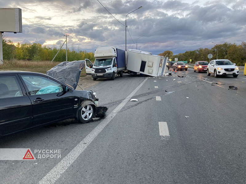 Mitsubishi Lancer врезался в прицеп-автодом под Челябинском