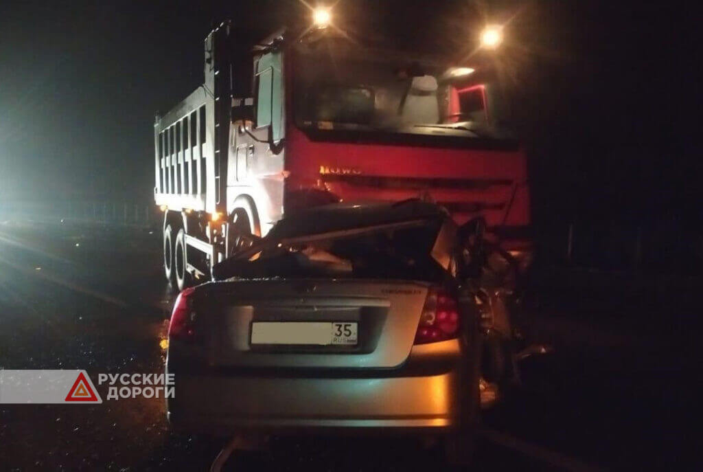 Двое мужчин и женщина погибли под встречным грузовиком в Шекснинском районе