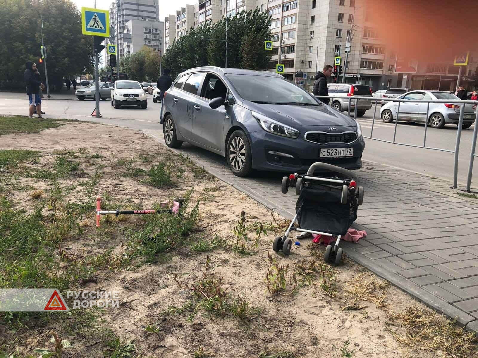 В Тюмени автомобиль сбил семью на тротуаре