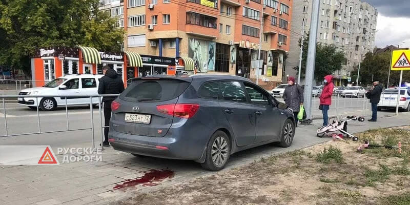 В Тюмени автомобиль сбил семью на тротуаре