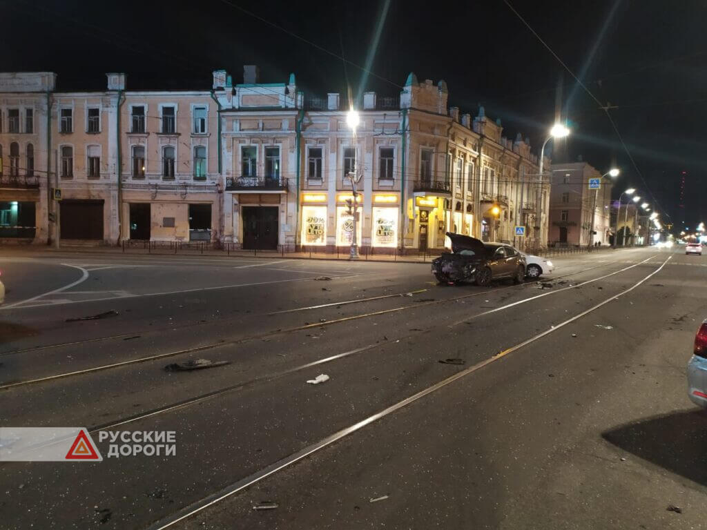 Жесткое ДТП с участием двух автомобилей произошло ночью в Иркутске