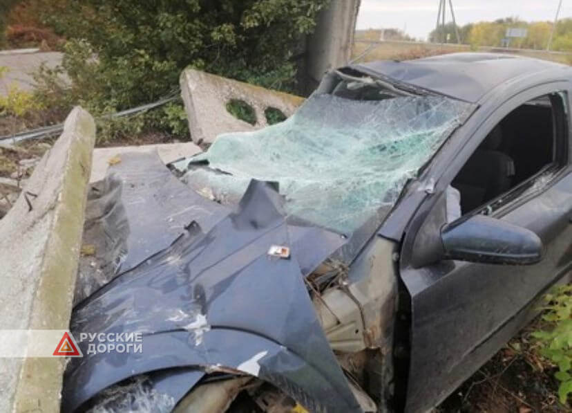 В Безенчукском районе Opel врезался в бетонную стену