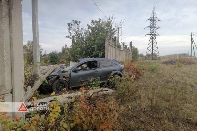 В Безенчукском районе Opel врезался в бетонную стену