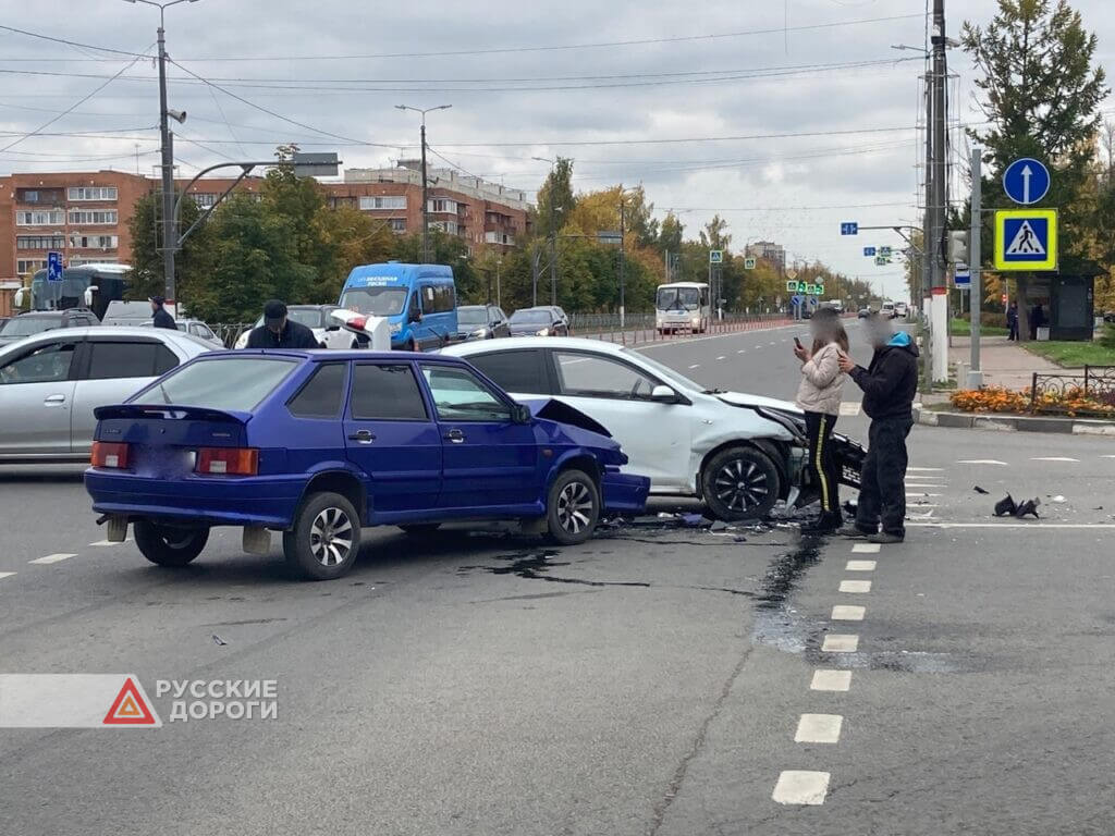 ВАЗ-2114 и Kia Rio не поделили перекресток в Тосно