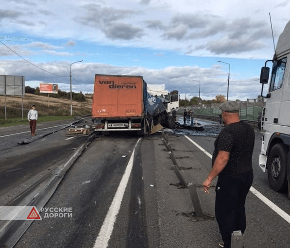 Несколько грузовиков и легковой автомобиль столкнулись на трассе М-1