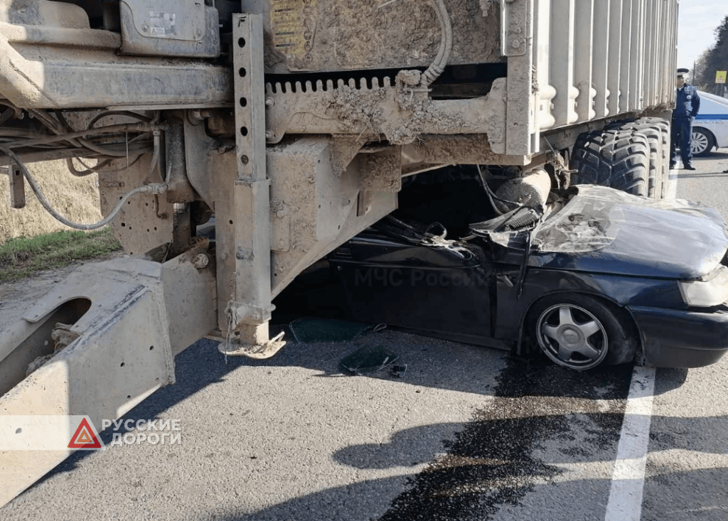 25-летний водитель погиб в ДТП с трактором в Калужской области