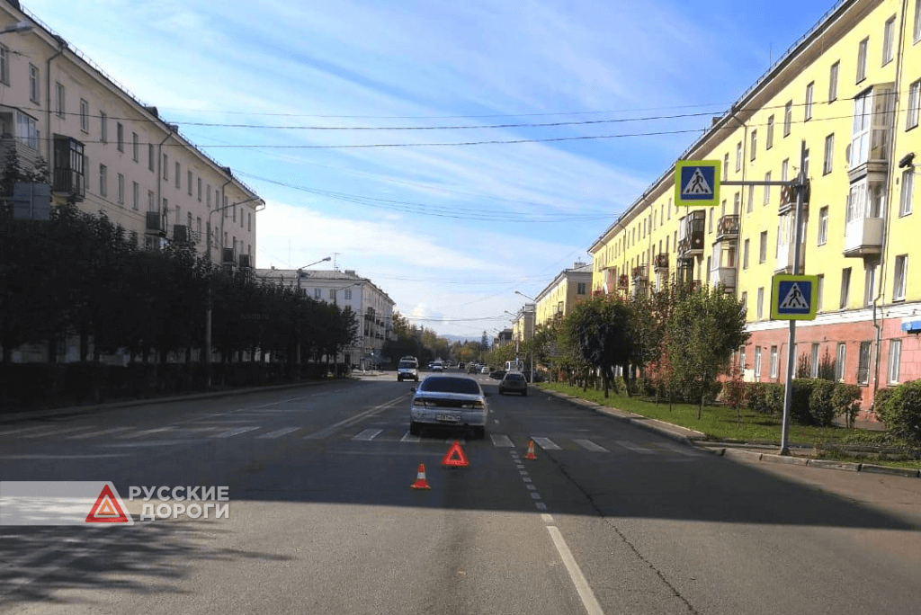 В Красноярске автомобиль сбил женщину и ребенка