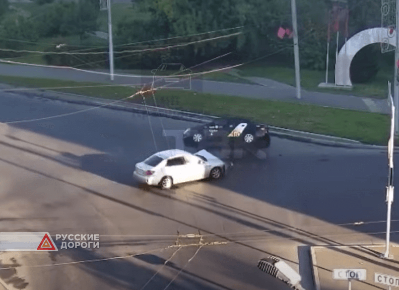 Такси перевернулось в результате ДТП в Красноярске