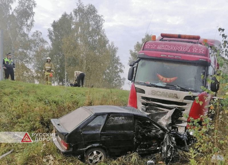 Scania и ВАЗ-2114 столкнулись в Томской области. Двое погибли