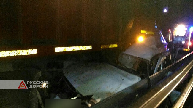 Автомобиль Lada Largus лоб в лоб столкнулся с грузовиком на трассе «Таврида»
