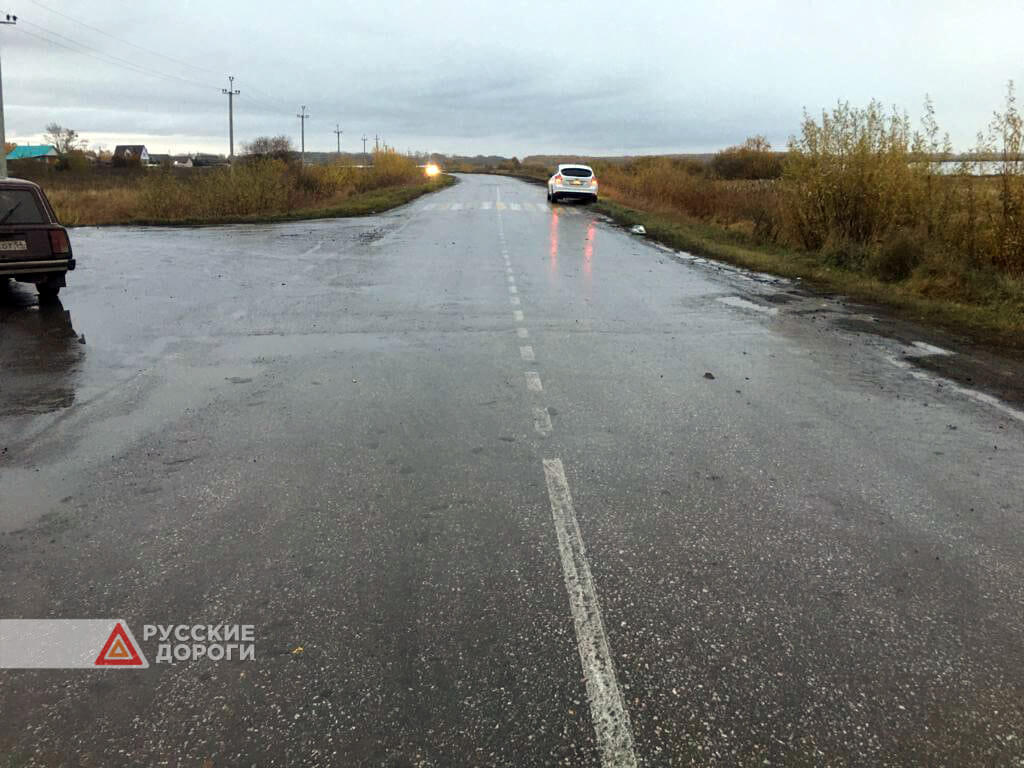 В Новосибирской области Toyota Avensis врезался в остановку