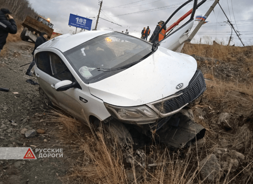 Kia Rio врезался в столб на Кольском проспекте в Мурманске