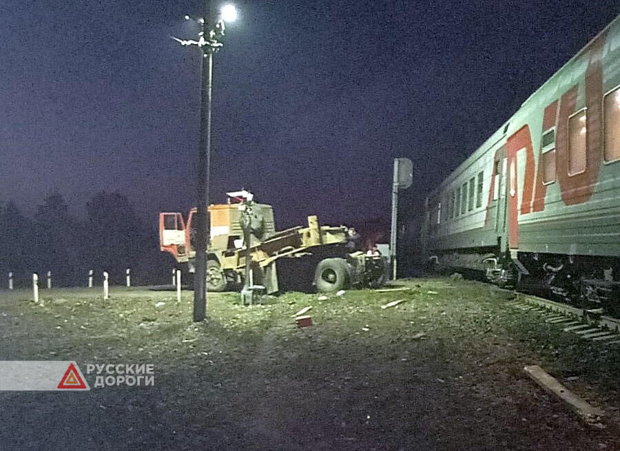 В Пензенской области КАМАЗ столкнулся с поездом