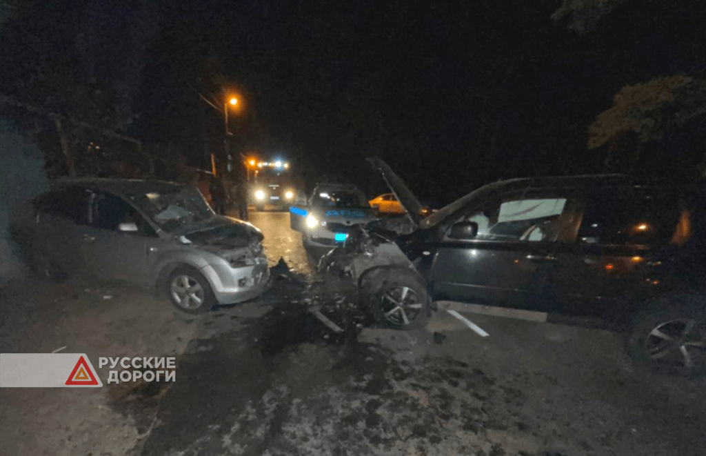 Два автомобиля лоб в лоб столкнулись в Воронеже