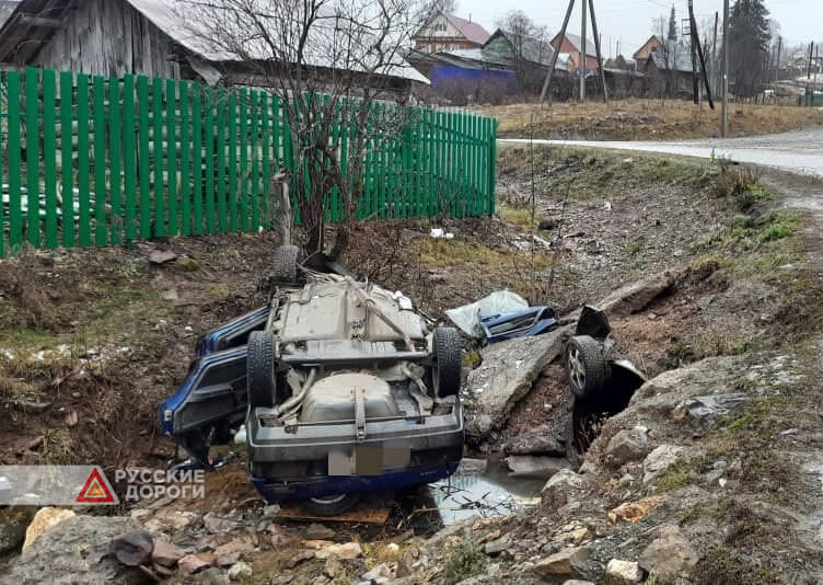 В Башкирии ВАЗ-2109 опрокинулся в кювет