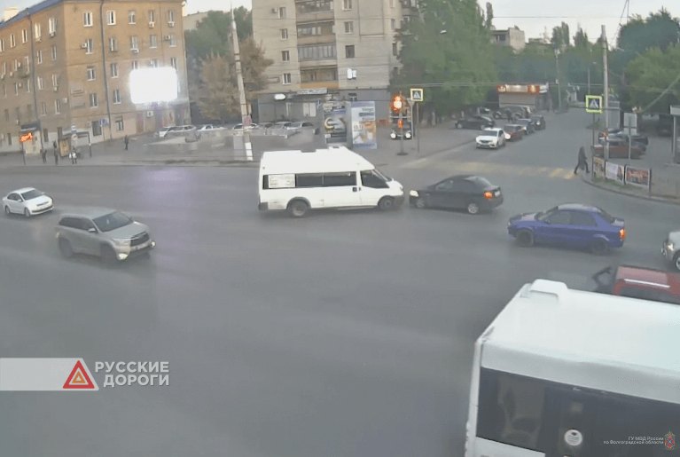 Пьяный водитель маршрутки въехал в машину с детьми в Волгограде