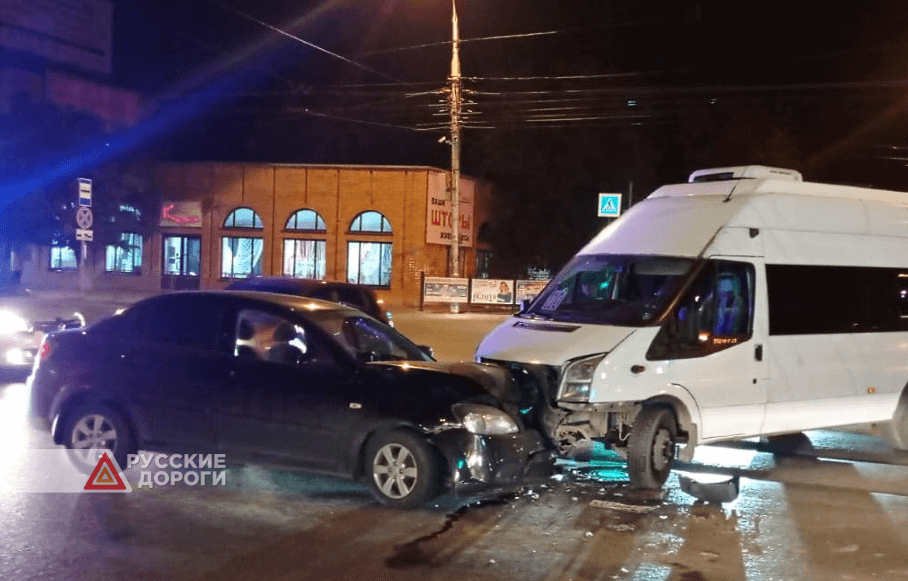 Пьяный водитель маршрутки въехал в машину с детьми в Волгограде