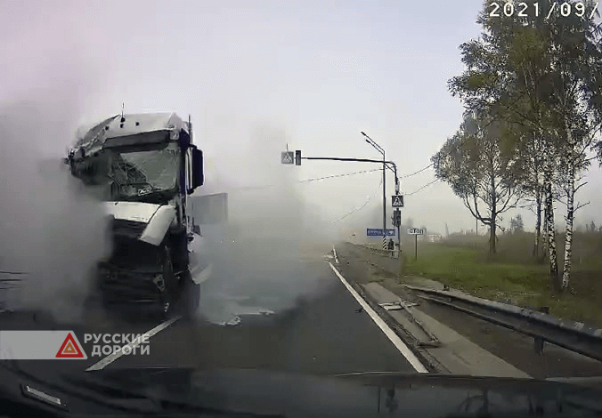 Видеорегистратор зафиксировал момент жесткого ДТП на трассе М-1