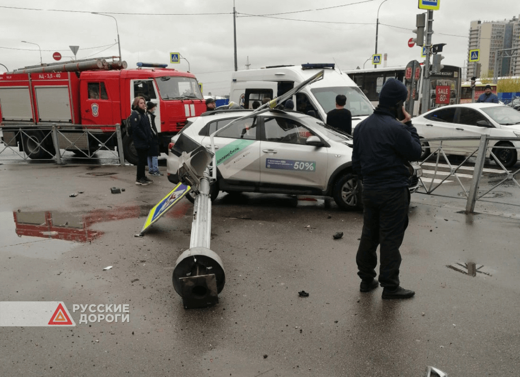Каршеринговый автомобиль сбил пешеходов в Петербурге
