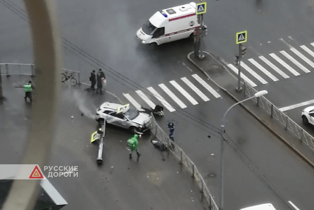 Каршеринговый автомобиль сбил пешеходов в Петербурге