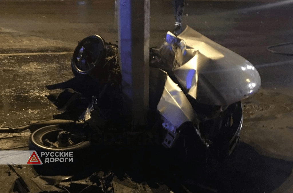 В Екатеринбурге Daewoo Nexia врезался в столб