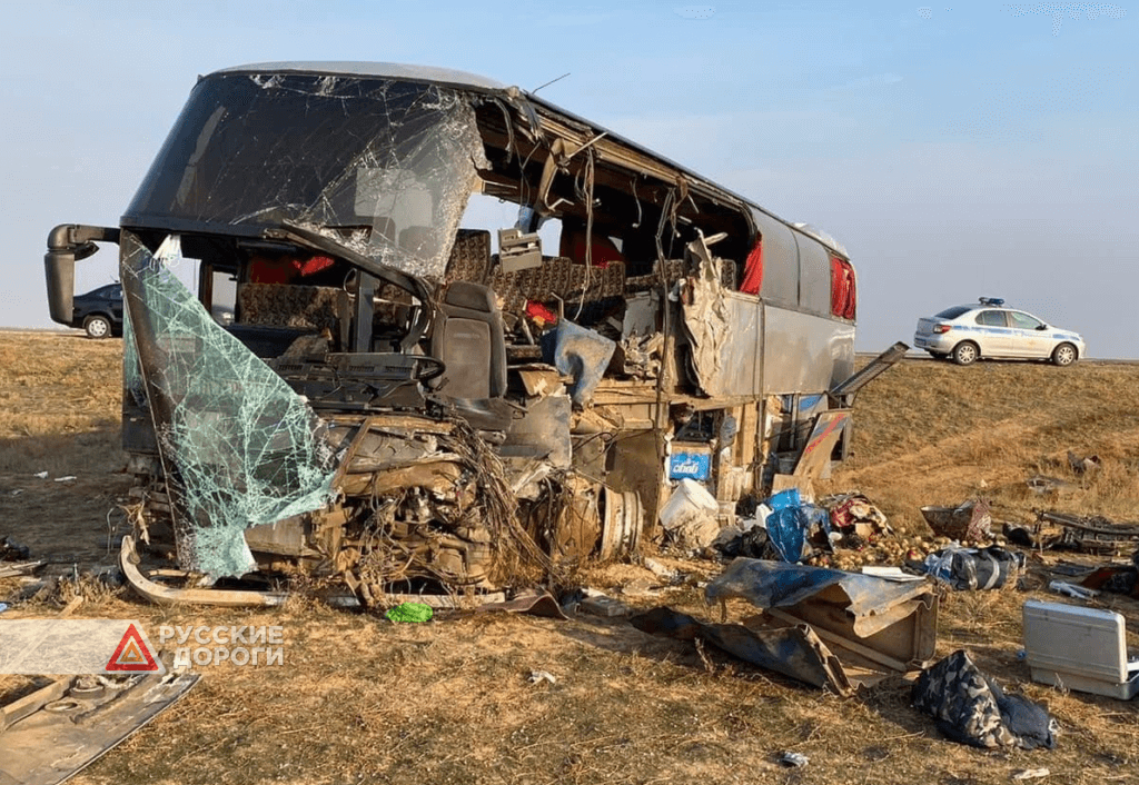 Шесть человек погибли в ДТП с автобусом и грузовиком в Калмыкии