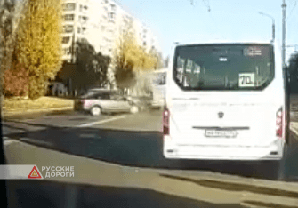 В Воронеже лихач на «Фокусе» врезался в автобус и «Ниву»