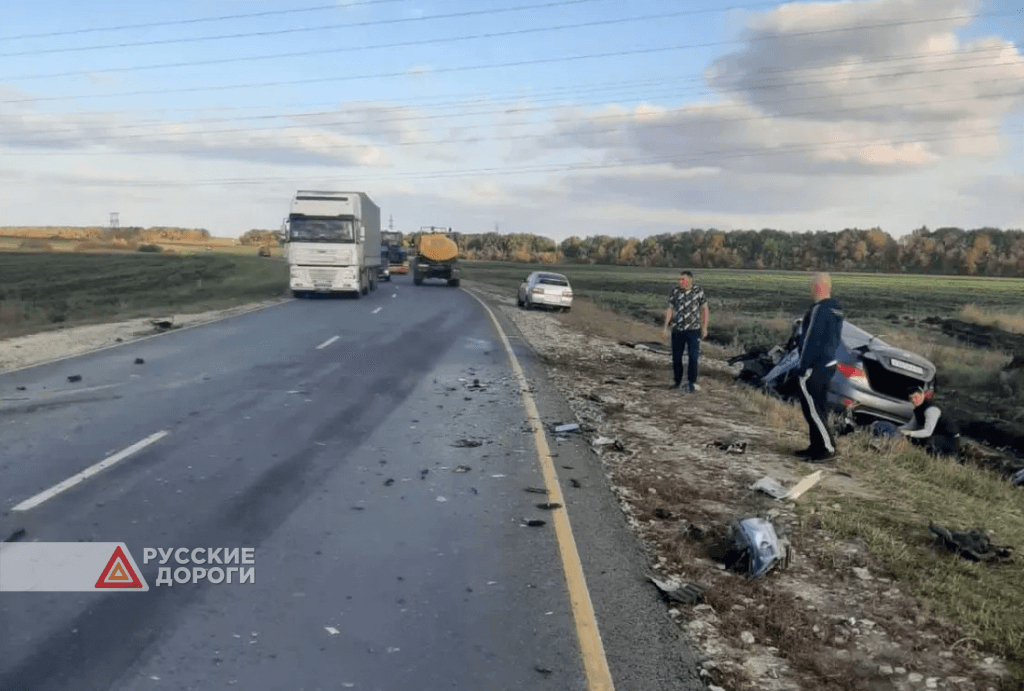 Семья из трех человек разбилась на трассе в Саратовской области